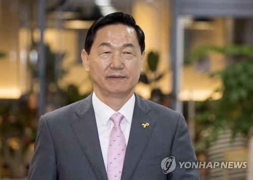 청문회 준비 위해 출근하는 김상곤 후보자