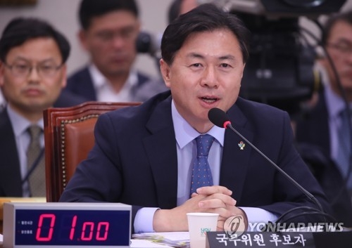 밝은 표정으로 답하는 김영춘 후보자