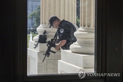 美야구장 총기난사 "킬링필드"…공화 원내총무·보좌관 등 피격(종합3보) - 2