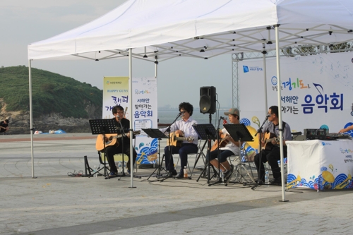 학생과 함께 연주하는 해피 가이즈