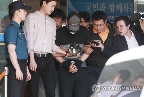 고개 숙인 '연세대 폭발물' 대학원생