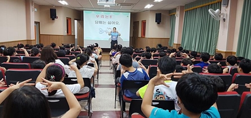 금연교육하는 윤춘식씨