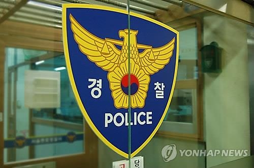 승용차, 중앙선 넘어 버스정류소 돌진…40대 운전자 사망 - 1