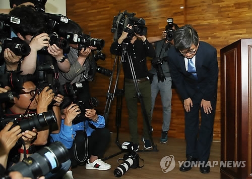 머리 숙여 인사하는 안경환 후보자