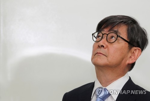 '몰래 혼인신고' 청와대 몰랐나…안경환 "며칠 전 물어왔다" - 1
