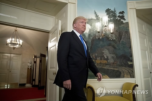 트럼프, 웜비어 '코마 송환'에 "정말 끔찍한 일" - 1
