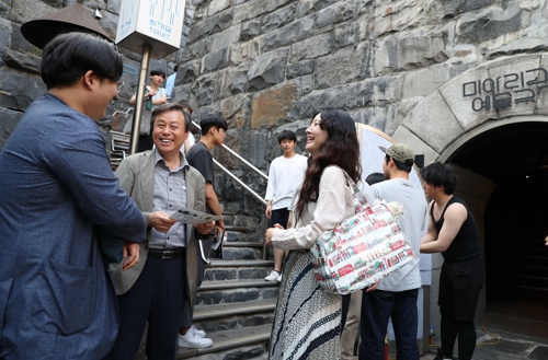 미아리고개 예술극장을 찾은 도종환 장관