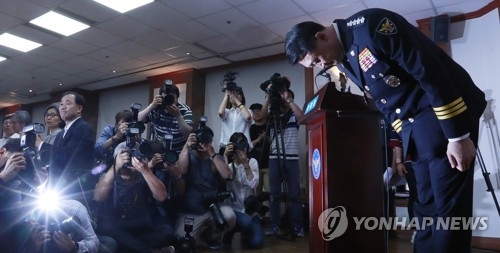 경찰청장, '백남기 농민과 유족께 진심어린 사과드린다'(서울=연합뉴스) 한종찬 기자 = 이철성 경찰청장이 16일 서울 경찰청에서 열린 경찰개혁위원회 발족식에서 백남기 농민 사망과 관련해 사과하고 있다. 15일 서울대병원은 고(故) 백남기 농민 사망진단서를 기존 '병사'에서 '외인사'로 변경했다 . 2017.6.16saba@yna.co.kr(끝)