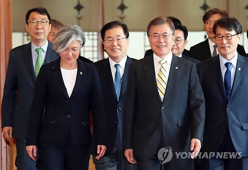 이동하는 문 대통령과 강경화
