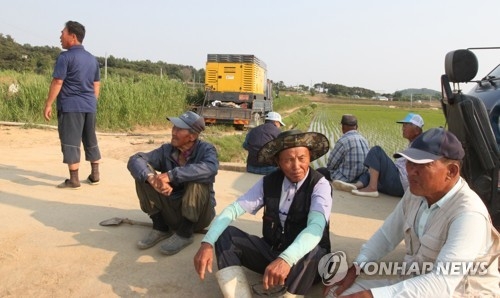 관정개발 현장에 나와 있는 동네 주민들