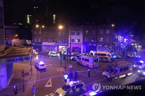 19일 새벽 영국 런던 북부 모스크 인근에서 발생한 차량돌진 테러 현장[AFP=연합뉴]