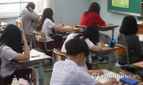 2017 국가수준 학업성취도평가(수원=연합뉴스) 홍기원 기자 = 2017 국가수준 학업성취도평가가 실시된 20일 오전 경기도 수원시 팔달구 수원여자고등학교에서 2학년 학생들이 문제를 풀고 있다. 2017.6.20xanadu@yna.co.kr