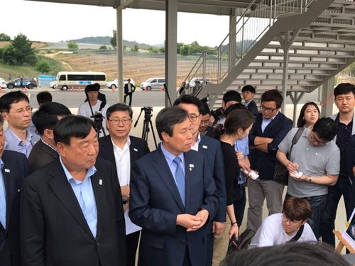 평창올림픽 플라자를 방문한 도종환 문체부 장관(중앙). 왼쪽은 이희범 조직위원장