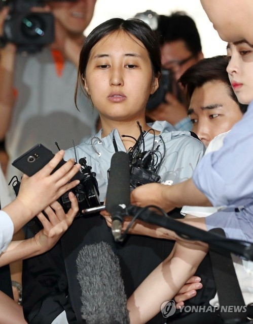 박근혜 정부 '비선실세' 최순실 씨의 딸 정유라 씨가 두 번째 구속 전 피의자심문(영장실질심사)을 받기 위해 20일 오전 서울 서초구 서울중앙지법으로 출석하며 취재진의 질문에 답변하고 있다. 2017.6.20