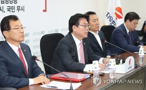 정우택 "文대통령, 北인권문제 거론 평가…문제는 대북인식" - 1