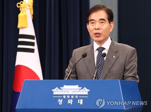청와대 앞길 전면개방, 브리핑하는 주영훈