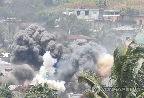 정부군의 폭격으로 연기가 피어오르는 필리핀 남부 마라위 시[AFP=연합뉴스]