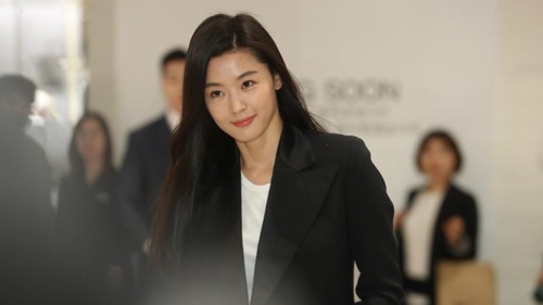 전지현 두 아이의 엄마 된다 - 1