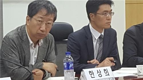 (서울=연합뉴스) 이승환 기자 = 한상희 건국대학교 법학전문대학원 교수는 27일 여의도 국회 의원회관에서 참여연대·민주사회를 위한 변호사모임 등 주최로 열린 '법원 개혁의 좌표 찾기' 토론회에 참여해 다른 토론자의 발표 내용을 경청하고 있다. 2017.6.27.iamlee@yna.co.kr