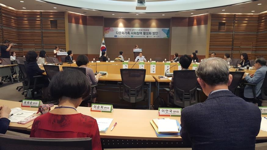 여성가족부·한국건강가정진흥원이 27일 오후 서울지방조달청 별관에서 개최한 다문화가족 포럼에서 손애리 여가부 청소년가족정책실장이 개회사를 하고 있다.