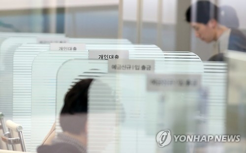 대출만 쌓인 청년층, 3년새 빚부담 36%↑…나이들면 더 커져 - 1