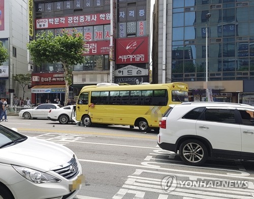 고속질주 인도 덮친 버스기사 "굉음 후 브레이크 말 안들어" - 3