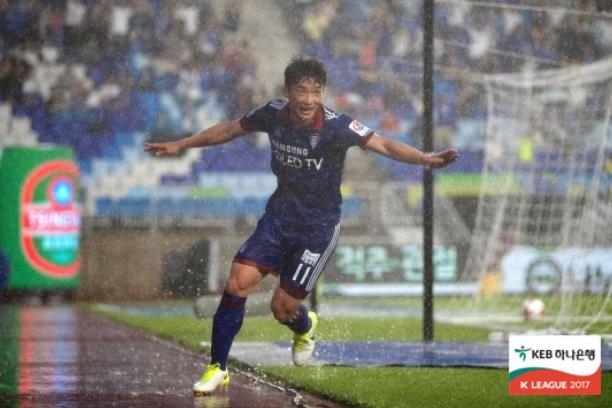 수원 삼성 김민우가 9일 수원월드컵경기장에서 열린 제주 유나이티드와 홈 경기에서 결승 골을 넣은 뒤 기뻐하고 있다. (한국프로축구연맹=연합뉴스)