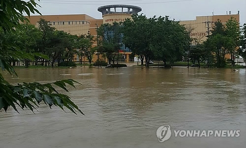 미호천 홍수경보…청주 주요하천 곳곳 범람 위기 - 1