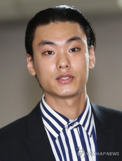 1심 선고 공판 출석하는 아이언(서울=연합뉴스) 류효림 기자 = 전 여자친구에게 상해, 협박을 한 혐의로 기소된 힙합 가수 정헌철(25·예명 아이언)씨가 20일 오전 서울 서초구 서울중앙지법에서 열린 1심 선고 공판에 출석하고 있다. 2017.7.20