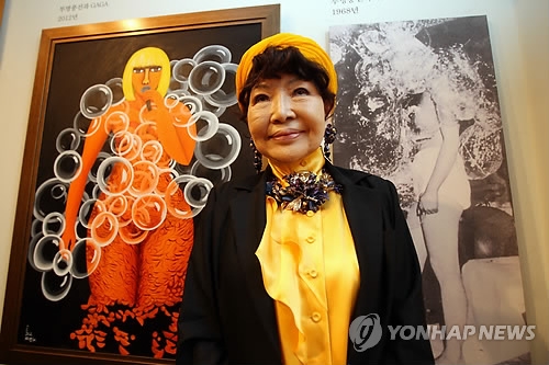 2012년 개인전을 열었을 당시의 정강자 화백