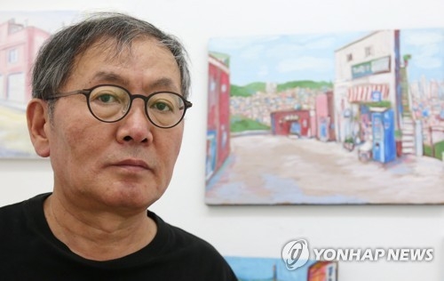 연합뉴스와 인터뷰하는 정복수 작가
