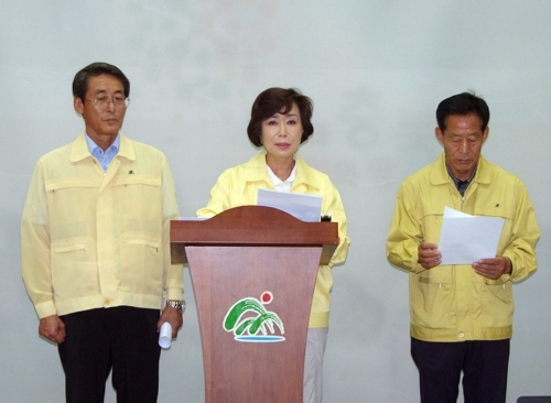 기자회견하는 충북도의회 의장단.
