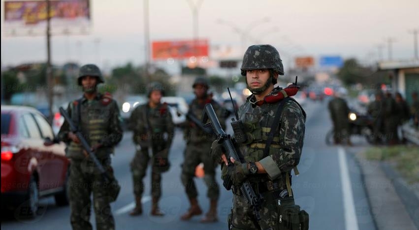 리우 시 진입로에 배치된 군인들이 차량 검문검색을 하고 있다.[국영 뉴스통신 아젠시아 브라질]