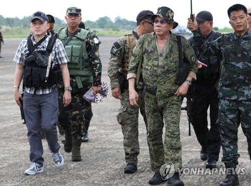 7월 20일 군복을 입고 마라위 시 정부군 캠프를 방문한 두테르테 필리핀 대통령(가운데)[EPA=연합뉴스 자료사진]
