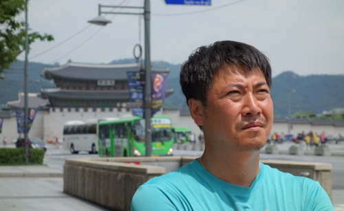 광화문광장에서 농성 시작한 노승일 (서울=연합뉴스) 이효석 기자 = '최순실 국정농단' 핵심 내부고발자 중 한 명인 전 K스포츠재단 부장 노승일(41)씨는 5일 연합뉴스 인터뷰에서 "비정규직 철폐 운동에 힘을 보태고자 단식 농성을 시작했다"고 말했다.2017.8.5 hyo@yna.co.kr (끝)