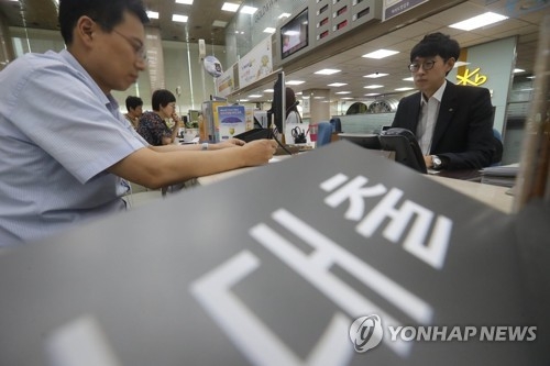 LTV·DTI 강화, 신규대출 40만명 타격(서울=연합뉴스) 이상학 기자 = 주택담보대출의 담보인정비율(LTV)·총부채상환비율(DTI) 강화로 신규 대출자 약 40만 명이 영향을 받을 것으로 분석됐다. 3일 여의도 한 은행에서 고객들이 상담 등을 하고 있다. 2017.8.3leesh@yna.co.kr