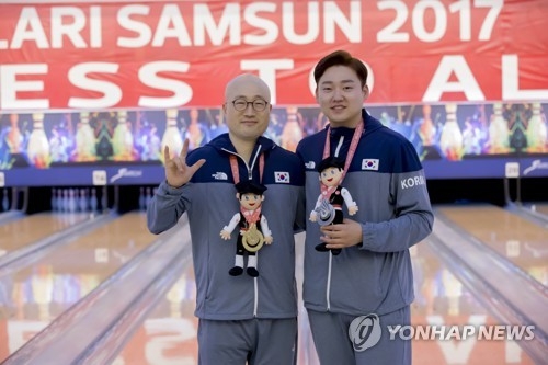 2017 삼순 데플림픽 볼링 남자 마스터스에서 금메달을 따낸 서영춘(왼쪽)