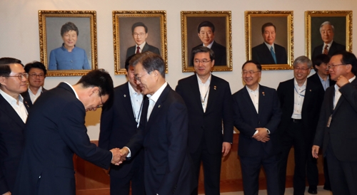 세종실 입구에서 인사하는 문 대통령