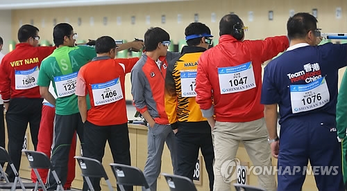2014년 인천아시안게임 사격 남자 10m 공기권총 본선에서 김청용(왼쪽 네 번째) 선수만 왼손으로 방아쇠를 당기고 있다.