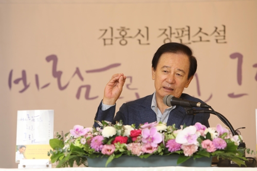 신작 소설 '바람으로 그린 그림'을 소개하는 김홍신 작가