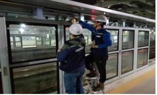 광역철도 스크린도어 설치 작업