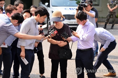 질문받는 '갑질' 의혹 박찬주 대장 부인