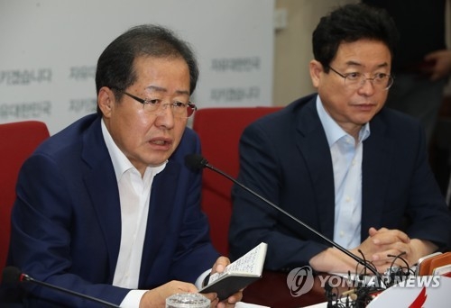 홍준표, 연일 '안보 행보'…예비역 만나 전술핵 배치 강조 - 1