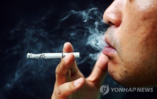 아파트 실내 흡연 신고 들어오면 경비원 출동한다 - 1