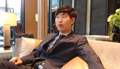 (서울=연합뉴스) 정아란 기자 = 10일 오전 서울 광화문의 한 호텔에서 미국 뉴욕 맨해튼에서 신갤러리를 운영 중인 신홍규 대표가 연합뉴스와 인터뷰하고 있다. 2017.8.10. airan@yna.co.kr