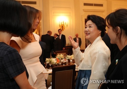 대화하는 김정숙 여사와 멜라니아