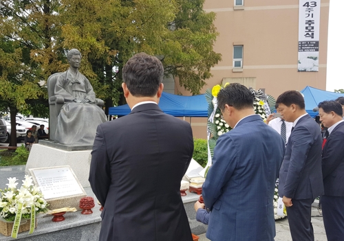 육영수 여사 동상 앞에 분향하는 시민들