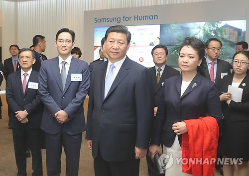 2014년 삼성전자 전시관을 방문한 시진핑 주석