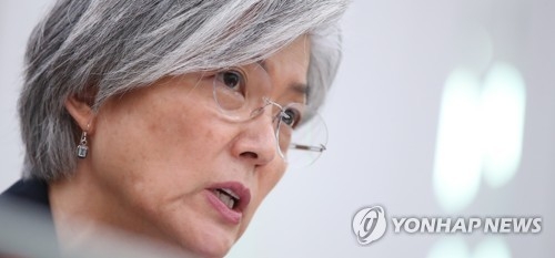 (서울=연합뉴스) 김도훈 기자 = 강경화 외교부 장관이 21일 오후 국회에서 열린 외교통일위원회 전체회의에서 의원 질의에 답하고 있다. 2017.8.21