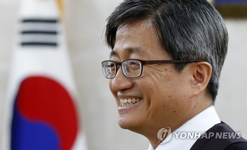환하게 웃는 김명수 대법원장 후보자(춘천=연합뉴스) 양지웅 기자 = 신임 대법원장 후보자로 지명된 김명수 춘천지방법원장이 21일 오후 강원 춘천지법에서 재판을 마친 뒤 취재진과 만나 밝은 표정을 짓고 있다. 2017.8.21yangdoo@yna.co.kr(끝)